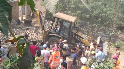 रेलवे की भूमि पर रेल प्रशासन ने तोड़ा अतिक्रमण