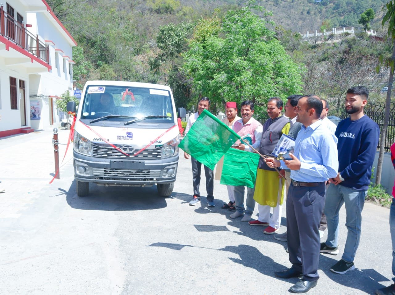 केदारनाथ (रुद्रप्रयाग) जिलाधिकारी मयूर दीक्षित ने कचरे निस्तारण वहां को हरी झंडी दिखाई