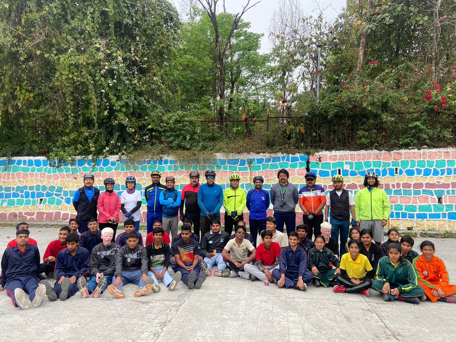 ब्लाइंड फ़ुटबाल टूर्नामेंट की विजेता टीम को शुभकामनाएं देने पहुंचे देहरादून के साइकिल प्रेमी