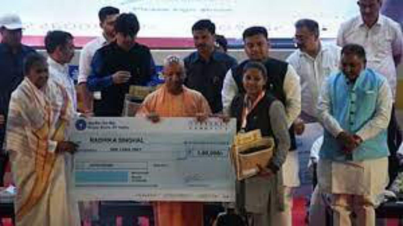 मुख्यमंत्री योगी ने बच्चो को नगद धनराशि देकर सम्मानित किया
