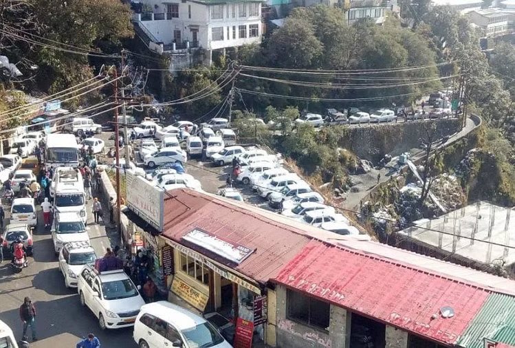मसूरी में उमड़ा पर्यटकों का सैलाब, जाम से हलकान हुए सैलानी, रेंग रेंगकर चले वाहन