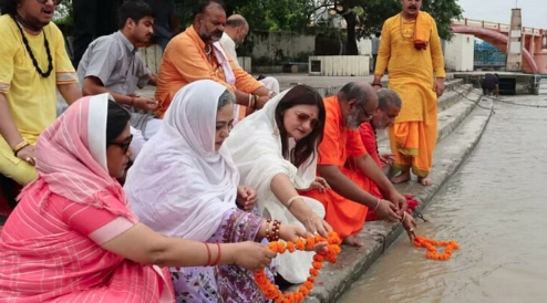 बलोचिस्तान की निर्वासित प्रधानमंत्री नायला कादरी बलोच ने गंगा घाट पर की पूजा, यूएन में पीएम मोदी से मांगा समर्थन