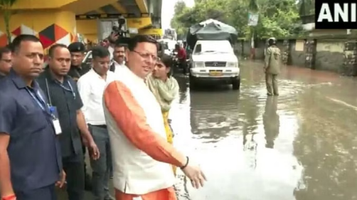 लगातार बारिश से सड़कें बनीं तालाब, प्रभावित इलाकों का निरीक्षण करने पहुंचे सीएम धामी