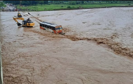 यूपी रोडवेज की बस फनाती नदी में फंसी