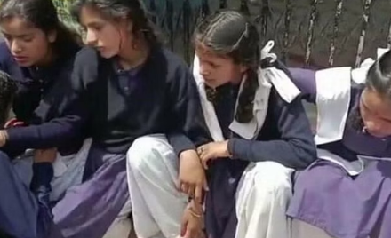 स्कूल की नई बिल्डिंग में बैठते ही बेहोश होने लगी एक के बाद एक छात्रा