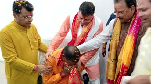 सीएम के कुर्सी पर बैठाते ही भावुक हुए रुद्रपुर मेयर