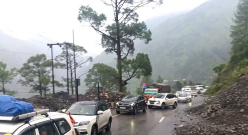 भूस्खलन से पांच जगहों पर बंद रहा हाईवे, कई घंटे फंसे रहे तीर्थयात्री, बिगड़ा शेड्यूल