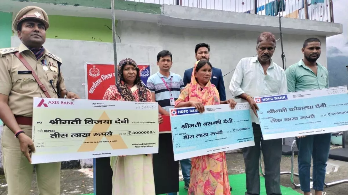 चमोली हादसे में बलिदानी होमगार्ड जवानों के परिजनों सौंपे गए 30-30 लाख के चेक