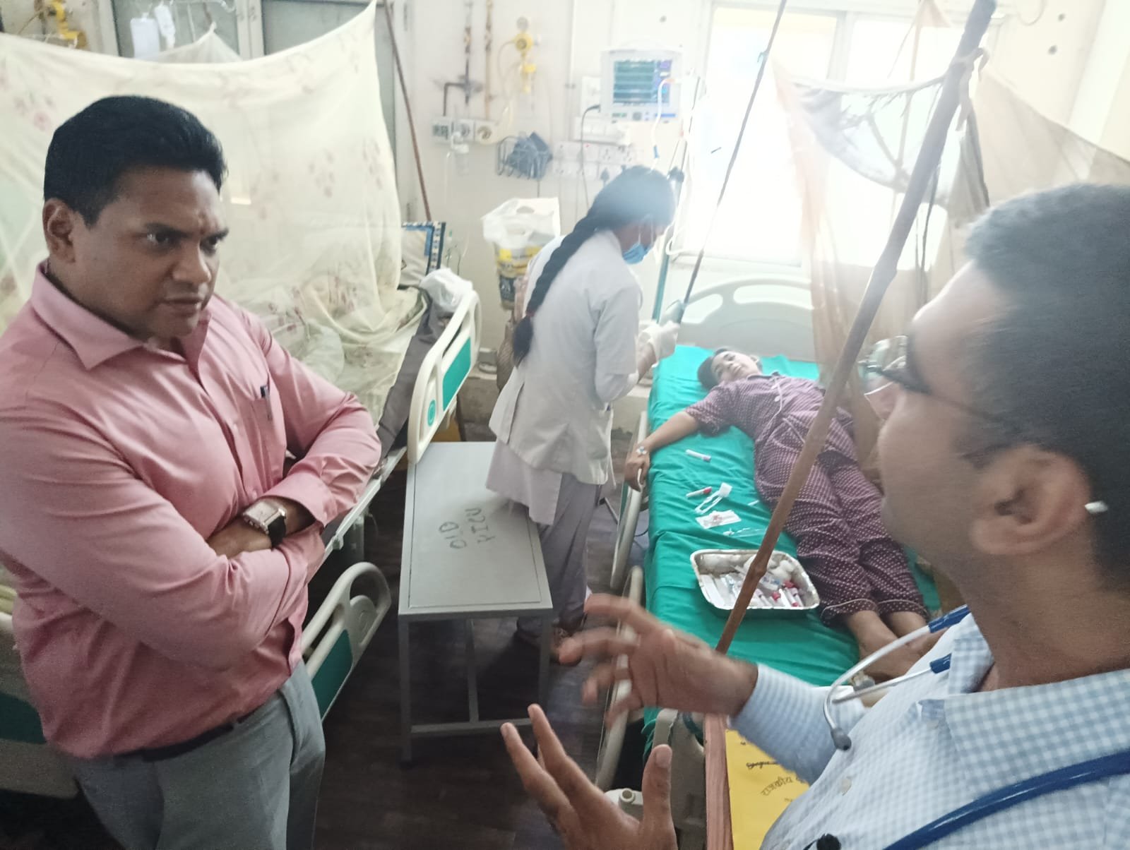 स्वास्थ्य सचिव ने किया दून अस्पताल का औचक निरीक्षण, मनमानी फीस वसूलने वालों पर होगी कार्रवाई