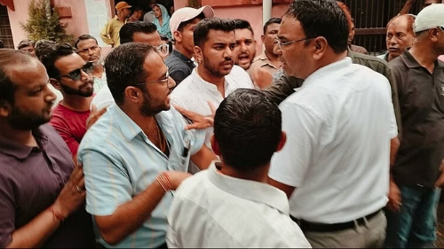 नगर निगम में हंगामा, सफाई कर्मियों और सुरक्षा कर्मी में झड़प, नगर आयुक्त पर धमकी देने का आरोप