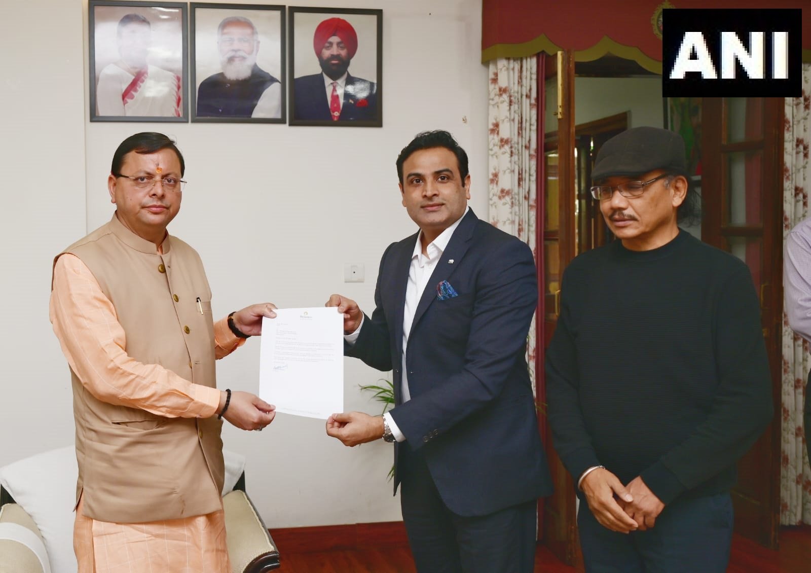 रिलायंस इंडस्ट्री के डायरेक्टर ने मुख्यमंत्री राहत कोष में दी 25 करोड़ की धनराशि