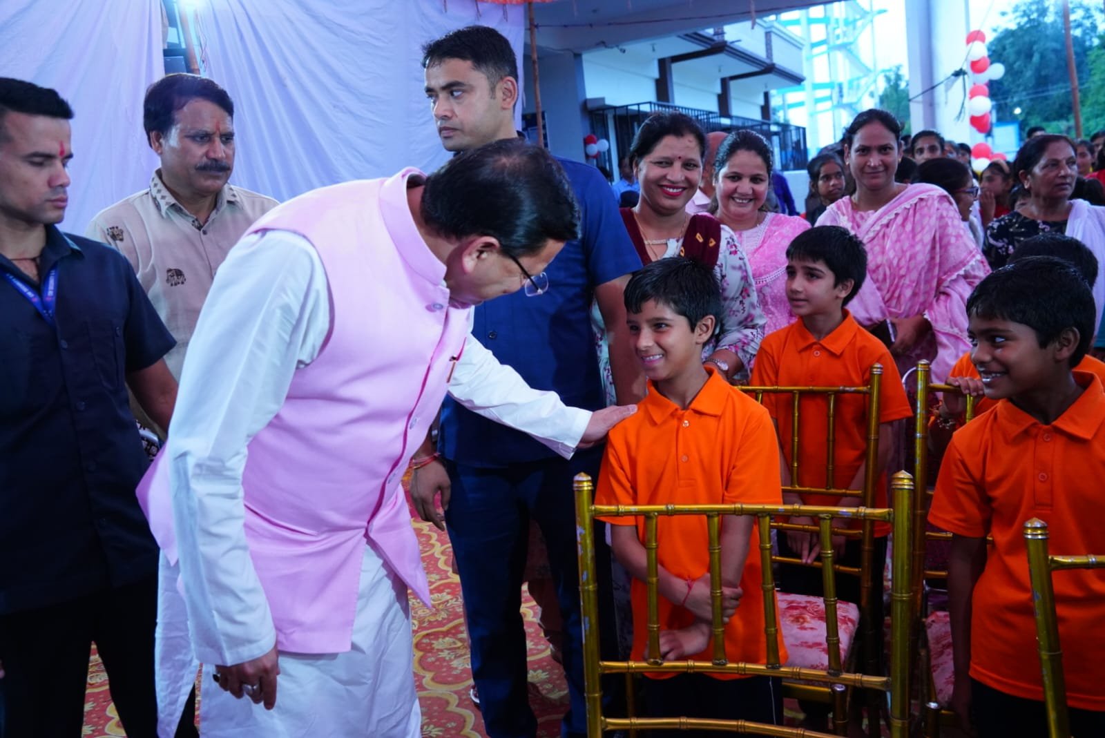 गरीब बच्चों के साथ बिताया समय, साथ किया भोजन, मुख्यमंत्री पुष्कर सिंह धामी ने