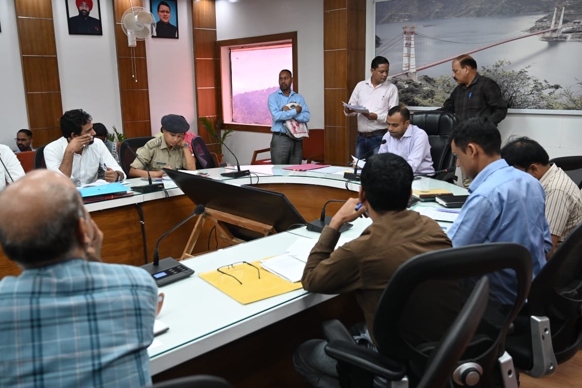 टिहरी जिलाधिकारी द्वारा जन समस्याओं के निस्तारण हेतु सोमवार को जनता मिलन कार्यक्रम के तहत जन शिकायतें सुनी गई