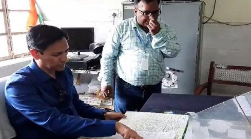 कुमाऊं कमिश्नर ने सरकारी कॉलेज में मारा छापा, छात्र बोले- शॉर्टकट में पढ़ाते हैं अंग्रेजी के शिक्षक