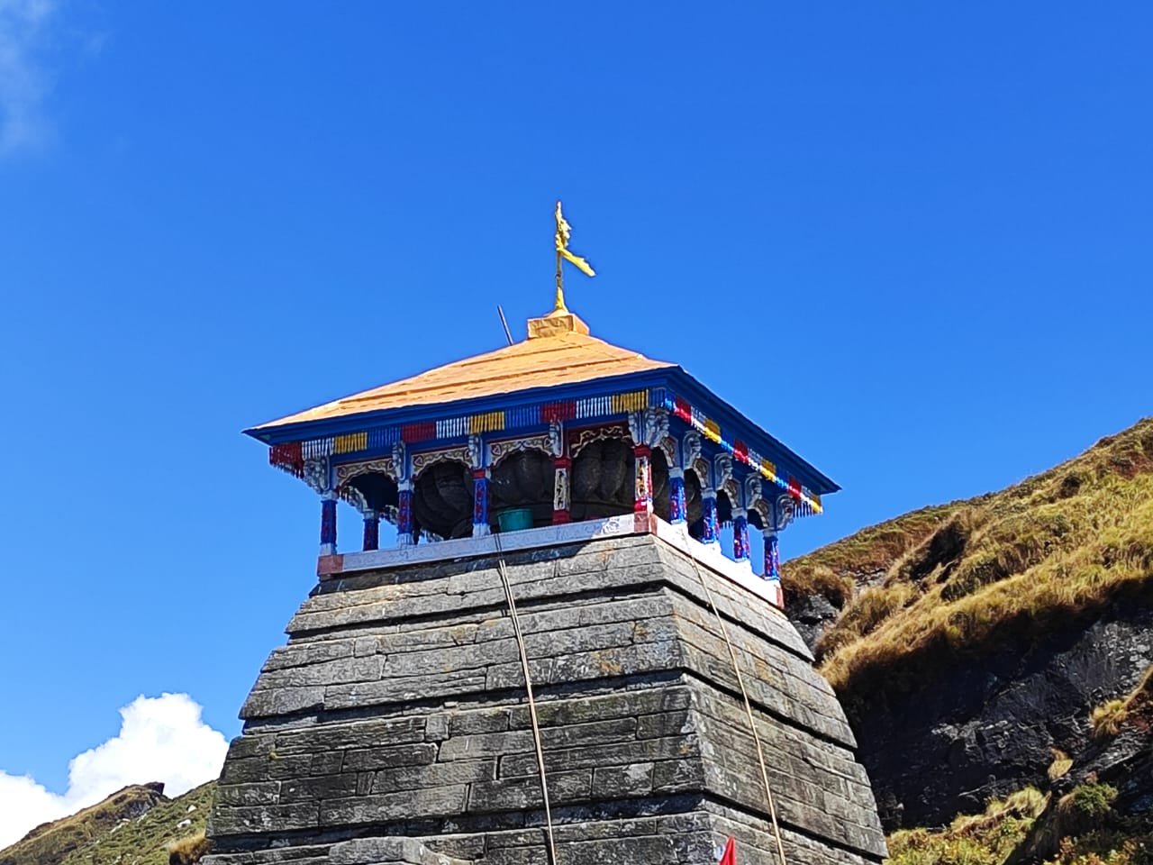 तुंगनाथ मंदिर की छतरी का जीर्णोद्धार कार्य बर्फवारी के बीच विधि- विधान से संपन्न