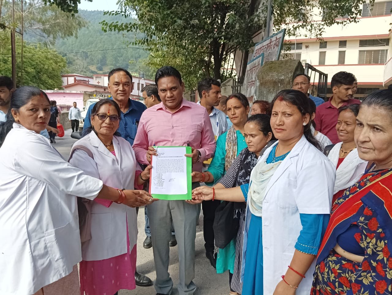 स्वास्थ्य सचिव डॉ आर राजेश कुमार आज पंहुचे बागेश्वर, व्यवस्थाएं व भर्ती मरीजों का हाल जाना