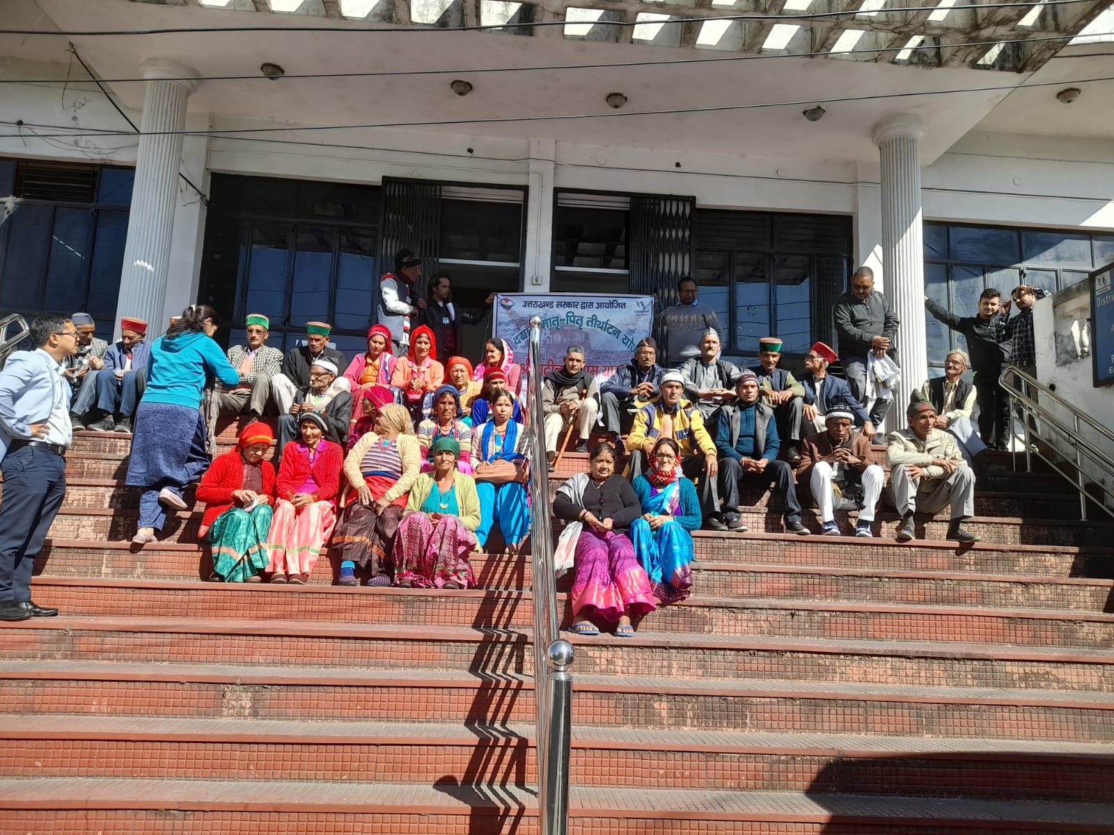 टिहरी में दीनदयाल मातृ पितृ तीर्थाटन योजना पर अमल – आज नैनबाग से 36 वरिष्ठ नागरिकों को भेजा गया बद्रीनाथ धाम यात्रा पर