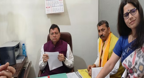 औचक निरीक्षण कर धामी ने ली अभिलेखों की जानकारी, अधिकारियों को दिए जरूरी निर्देश