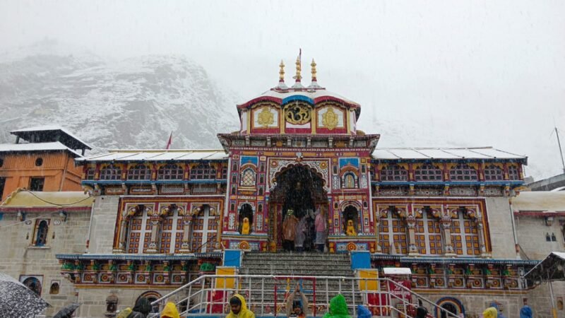 केदारनाथ और बद्रीनाथ धाम में बर्फबारी, रिकार्ड श्रद्धालु पहुंच रहे बदरी-केदार धाम