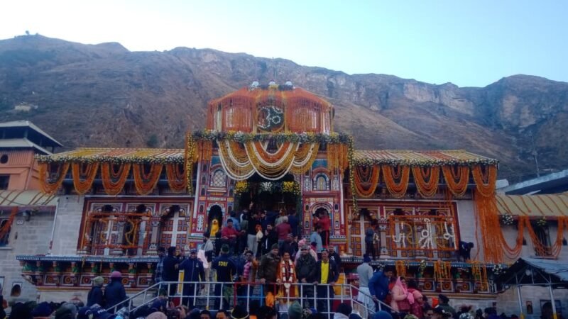 शीतकाल के लिए बंद हुए बदरीनाथ धाम के कपाट, चारधाम यात्रा का भी समापन