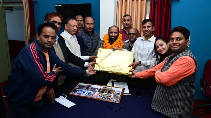 42 साल से सूचना विभाग टिहरी में कार्यरत वाहन चालक सुरेन्द्र प्रसाद नौटियाल आज हुए सेवानिवृत्त