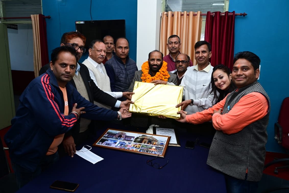 42 साल से सूचना विभाग टिहरी में कार्यरत वाहन चालक सुरेन्द्र प्रसाद नौटियाल आज हुए सेवानिवृत्त