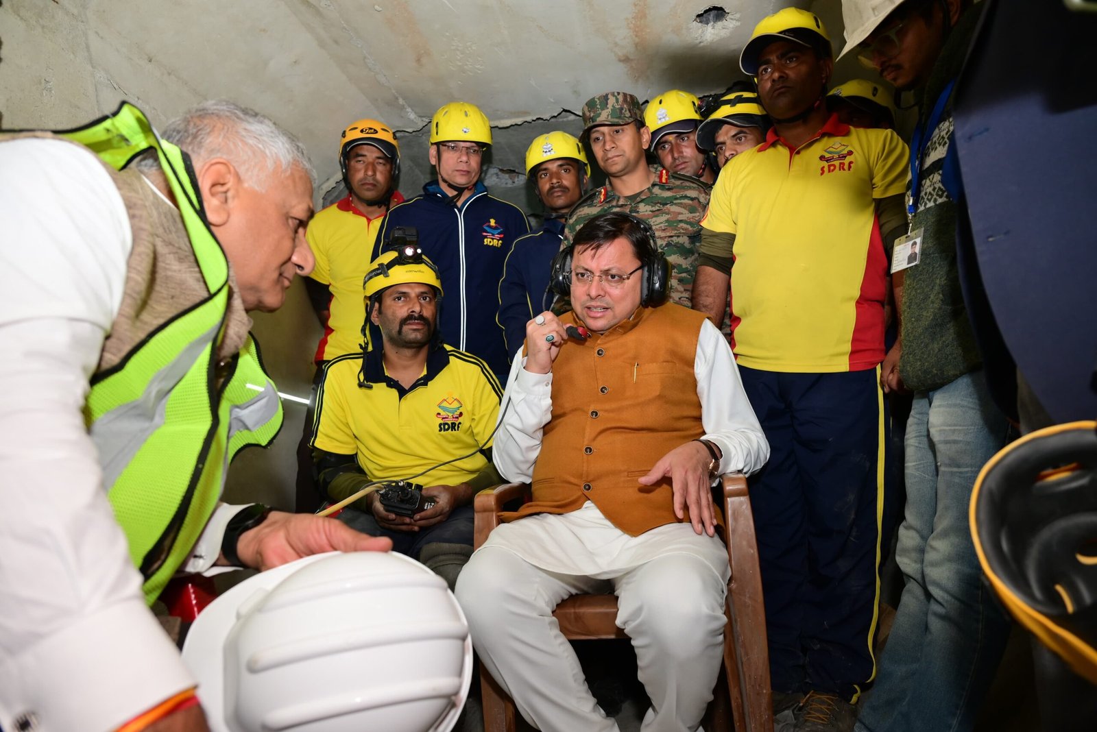 सीएम धामी ने सुरंग में फंसे श्रमिकों से की बात, सुरंग में 10 से 12 मीटर ड्रिलिंग बची