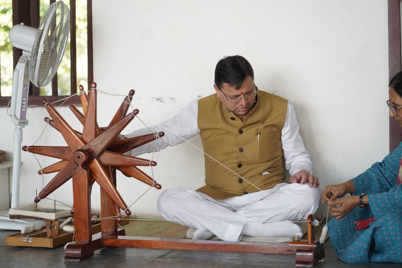 गुजरात में सीएम भूपेंद्र पटेल से मिले मुख्यमंत्री धामी, साबरमती आश्रम में चलाया चरखा