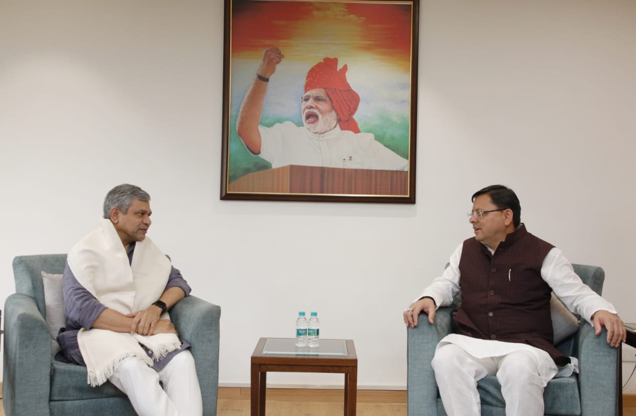 केंद्रीय रेल मंत्री अश्विनी वैष्णव से मिले सीएम धामी, ट्रेन कनेक्टिविटी के लेकर हुई चर्चा