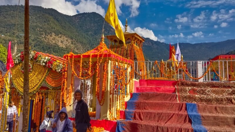 श्री तुंगनाथ जी की देवडोली शीतकालीन गद्दीस्थल मार्कंडेय मंदिर मक्कूमठ पहुंची