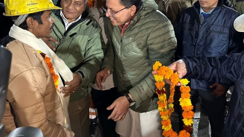 17 दिन की मशक्कत के बाद सिलक्यारा सुरंग से सुरक्षित बाहर आए फंसे मजदूर