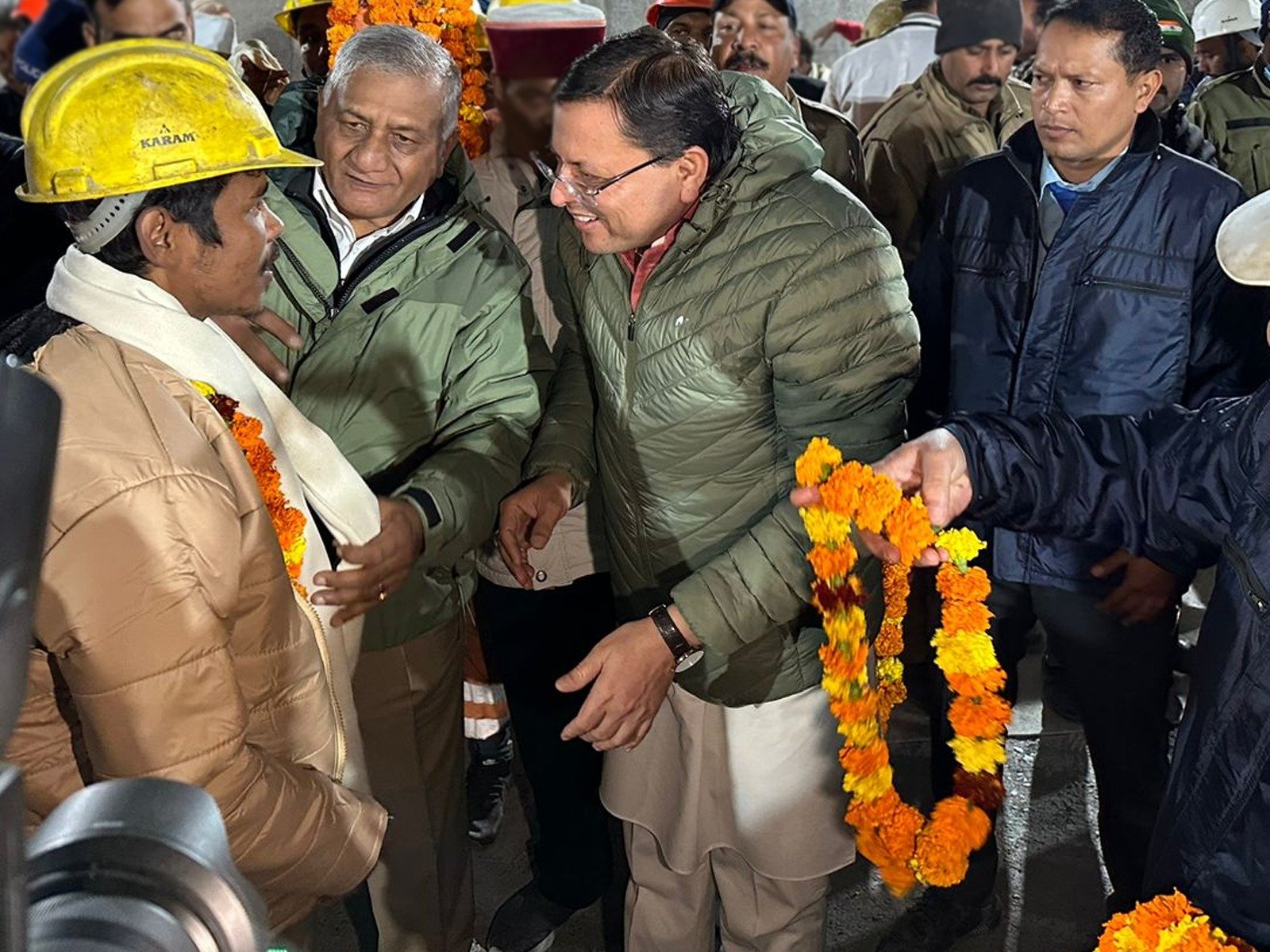 17 दिन की मशक्कत के बाद सिलक्यारा सुरंग से सुरक्षित बाहर आए फंसे मजदूर