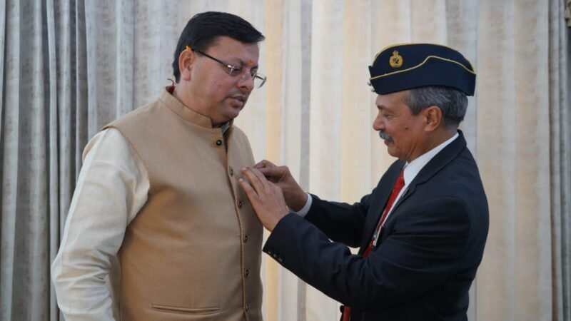 सशस्त्र सेना झंडा दिवस’ के अवसर पर सैनिक कल्याण एवं पुनर्वास के निदेशक पहुंचे सीएम हाउस