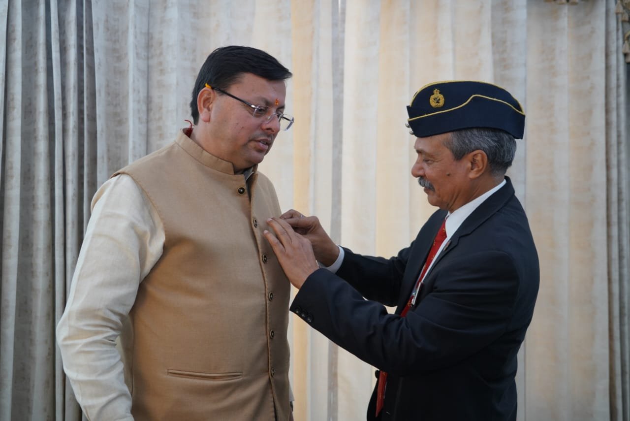 सशस्त्र सेना झंडा दिवस’ के अवसर पर सैनिक कल्याण एवं पुनर्वास के निदेशक पहुंचे सीएम हाउस