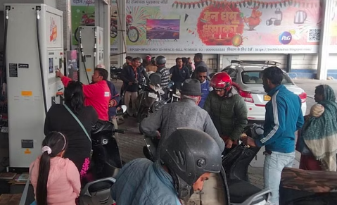 तेल भरवाने के लिए पेट्रोल पंपों पर भीड़