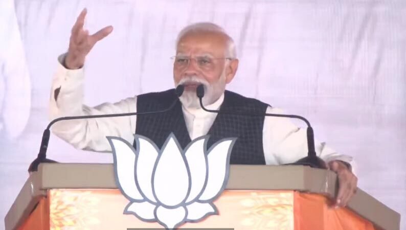 PM Modi in MP: प्रधानमंत्री का कांग्रेस पर बड़ा हमला, बोले-जब ये सत्ता में रहते हैं तो लूटते हैं और सत्ता से बाहर जाते हैं तो लोगों को लड़वाते हैं…