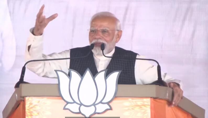 PM Modi in MP: प्रधानमंत्री का कांग्रेस पर बड़ा हमला, बोले-जब ये सत्ता में रहते हैं तो लूटते हैं और सत्ता से बाहर जाते हैं तो लोगों को लड़वाते हैं…