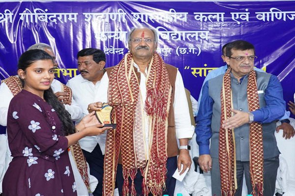 Raipur News: स्मार्ट क्लास और निर्माण कार्यों के लिए एक करोड़ रूपए की घोषणा, प्रतिभा सम्मान समारोह में शामिल हुए शिक्षा मंत्री बृजमोहन अग्रवाल…