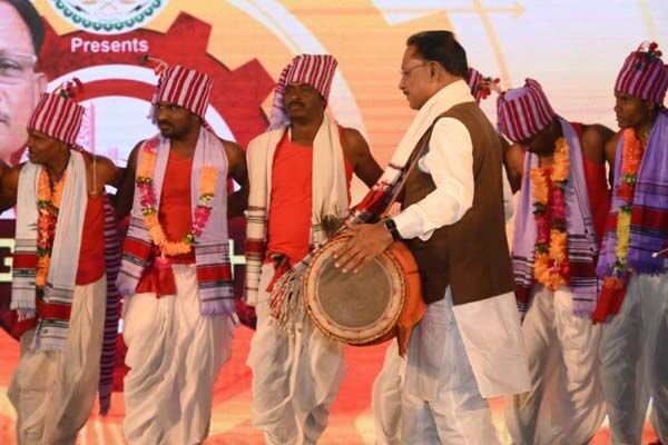 Vishnudeo Sai: सीएम विष्णुदेव साय ने मांदर पर दी थाप तो नृत्य करने से खुद को रोक नहीं पाईं पत्नी कौशल्या साय, देखें वीडियो…