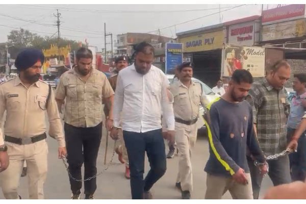 Raipur News: गोली चलाने वालों का जुलूस: मुंडन कर सभी आरोपियों को कोर्ट पैदल ले गई पुलिस, देखें वीडियो