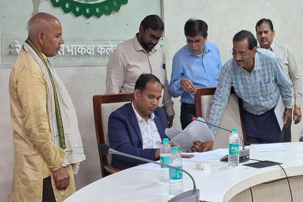 Raipur News: रायपुर कलेक्टर ने जनचौपाल में सुनी नागरिकों की समस्याएं, अधिकारीयों को आवेदनों का शीघ्र निराकरण करने के निर्देश…