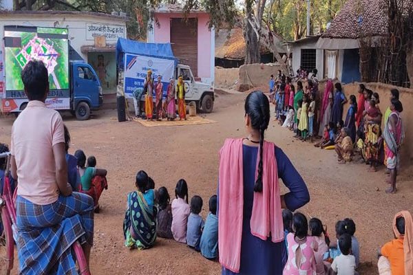 Jagdalpur News: गांव-गांव पहुंच रहा कला जत्था दल, सरकार की योजनाओं की दे रहे जानकारी….