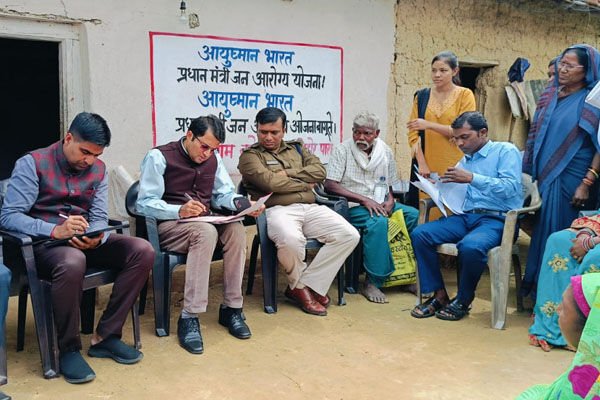 Raigarh Mahtari Vandan Yojana: जब कलेक्टर कार्तिकेया गोयल खुद भरने लगे  महतारी वंदन का फॉर्म…