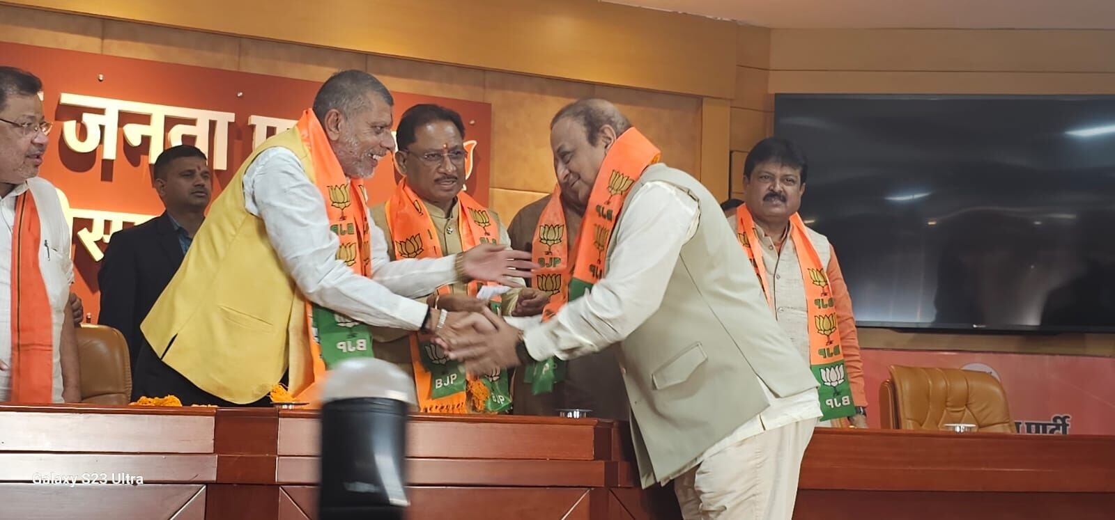 CG BJP: CG बीजेपी प्रवेशोत्सव: कांग्रेस व जकांछ के पूर्व विधायक, छालीवुड हीरो सहित सैकड़ों ने ली भाजपा की सदस्यता