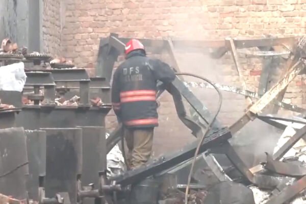 Delhi Fire News: अलीपुर पेंट फैक्ट्री में आग लगने 11 लोगों की मौत, तलाशी अभियान जारी