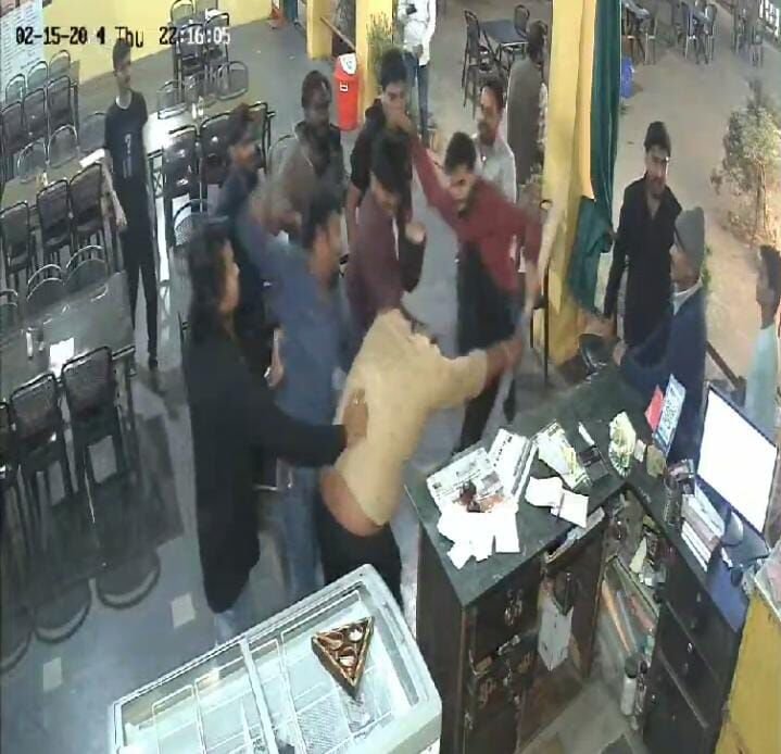Bilaspur News: न्यायधानी में बदमाशों के हौसले बुलंद, ढाबा संचालक की बेरहमी से पिटाई, पुलिस ने सामान्य धाराओं में किया अपराध दर्ज