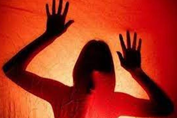 MP News:  मुरैना में 8 माह की गर्भवती के साथ दुष्कर्म, फिर आरोपियों ने पेट्रोल डालकर जिंदा जलाया