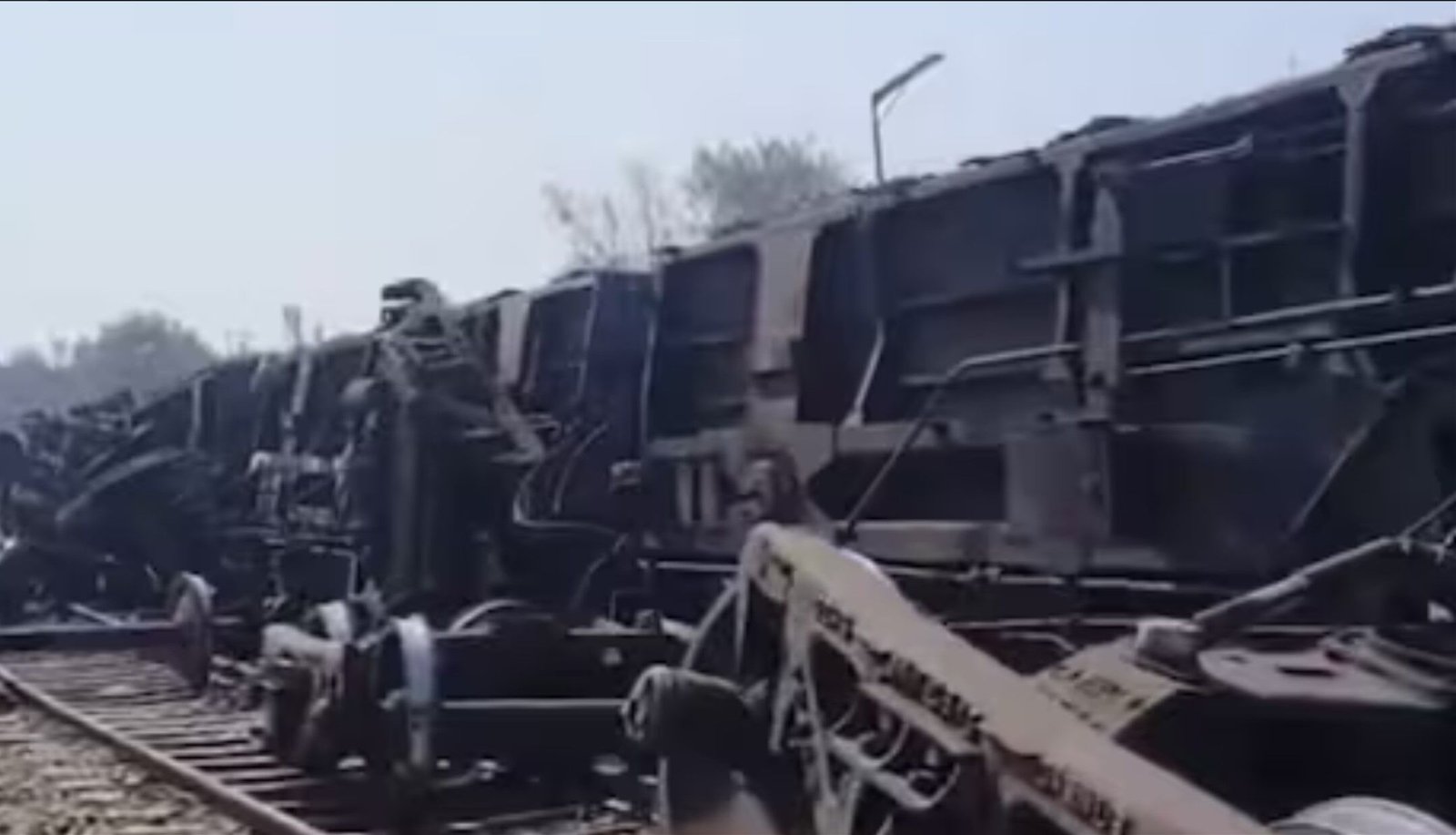 Delhi Train Accident News: दिल्ली में रेल हादसा, सराय रोहिल्ला स्टेशन के पास मालगाड़ी के आठ डिब्बे पटरी से उतरे