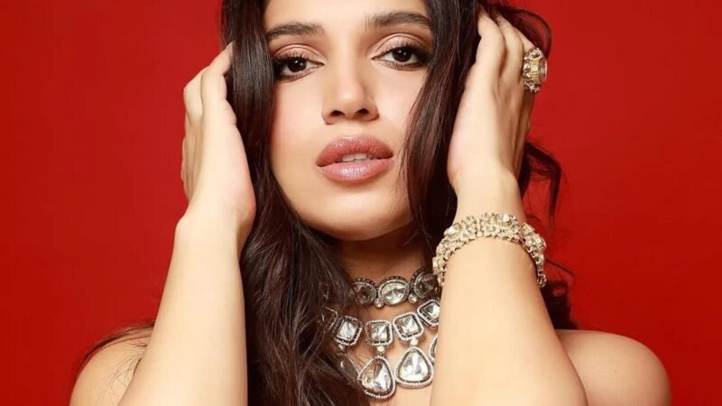 Bhoomi Pednekar News: ' भक्षक' में बेटी भूमि पेडनेकर का परफाॅर्मेंस देख अभिभूत हुई माँ, दिया गोल्ड काॅइन…