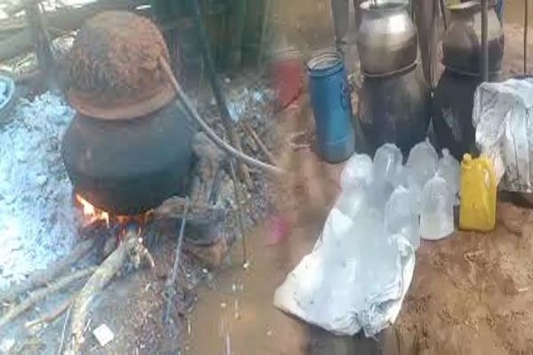 Mahasamund News: आबकारी विभाग की बड़ी कार्रवाई, भारी मात्रा में महुआ शराब जब्त…